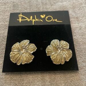 Dolphin Ore Gold Flower Earrings